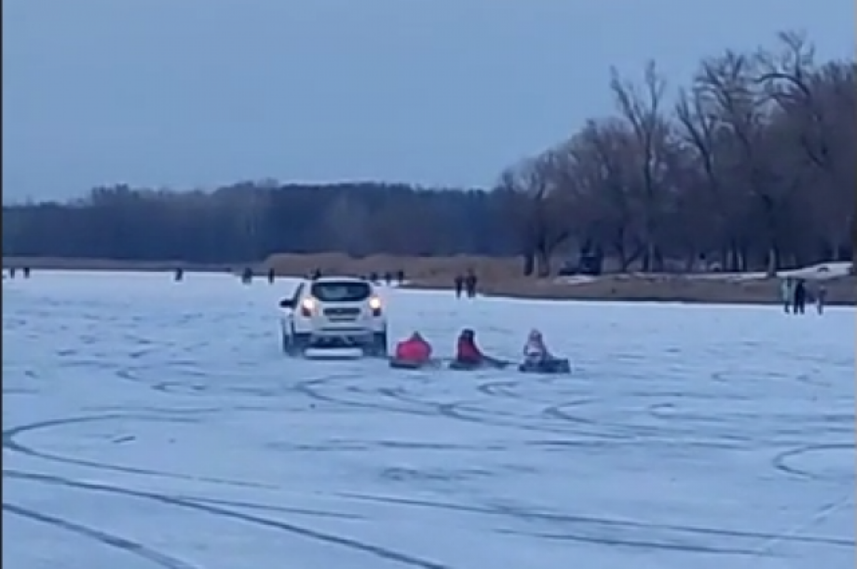    Водитель иномарки показал опасный дрифт с детьми на льду под Волгоградом