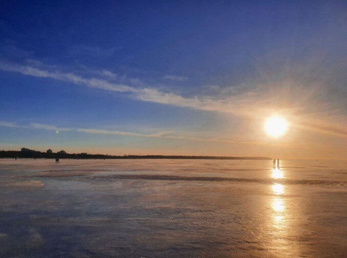 Прекрасный вид залива, освещенного солнцем.
