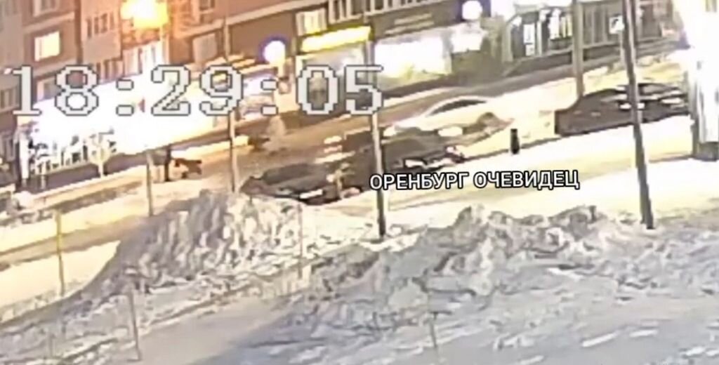    Загадочное ДТП в Оренбурге: на улице Салмышской человек намеренно лег под колеса автомобиля (видео)
