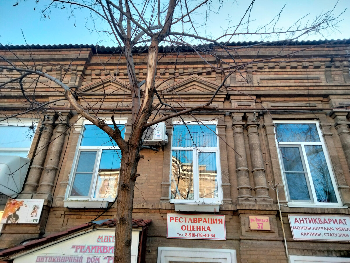 Просто дом красивый, хоть и увешан всем подряд