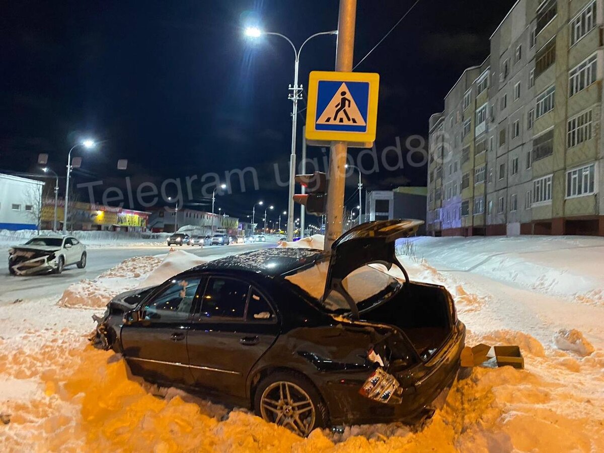 В столкновении двух «Мерседесов» в Сургуте пострадали два человека |  Сургутская Трибуна | Новости Сургута и Югры | Дзен