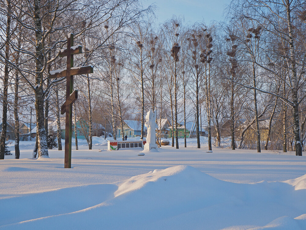 На сельской площади.