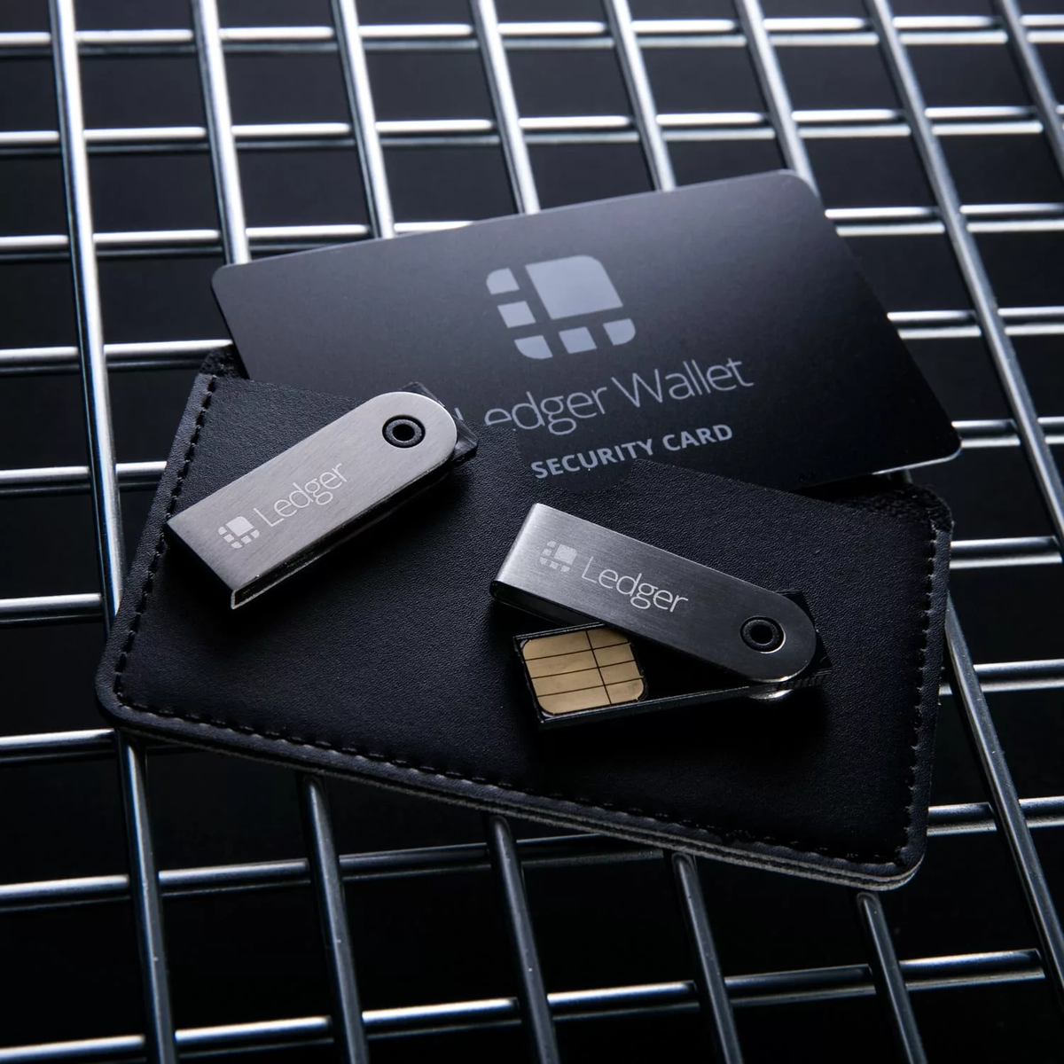 Холодный кошелёк для криптовалюты Ledger. Аппаратный кошелек для криптовалюты Ledger. Флешка для криптовалюты Ledger. Леджер кошелек для криптовалюты.