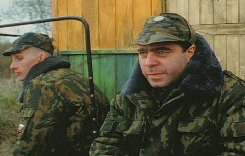 "Ты Снарка видишь? - Нет. - И я не вижу. А он есть". Кадр из фильма "ДМБ" (2000 г.).