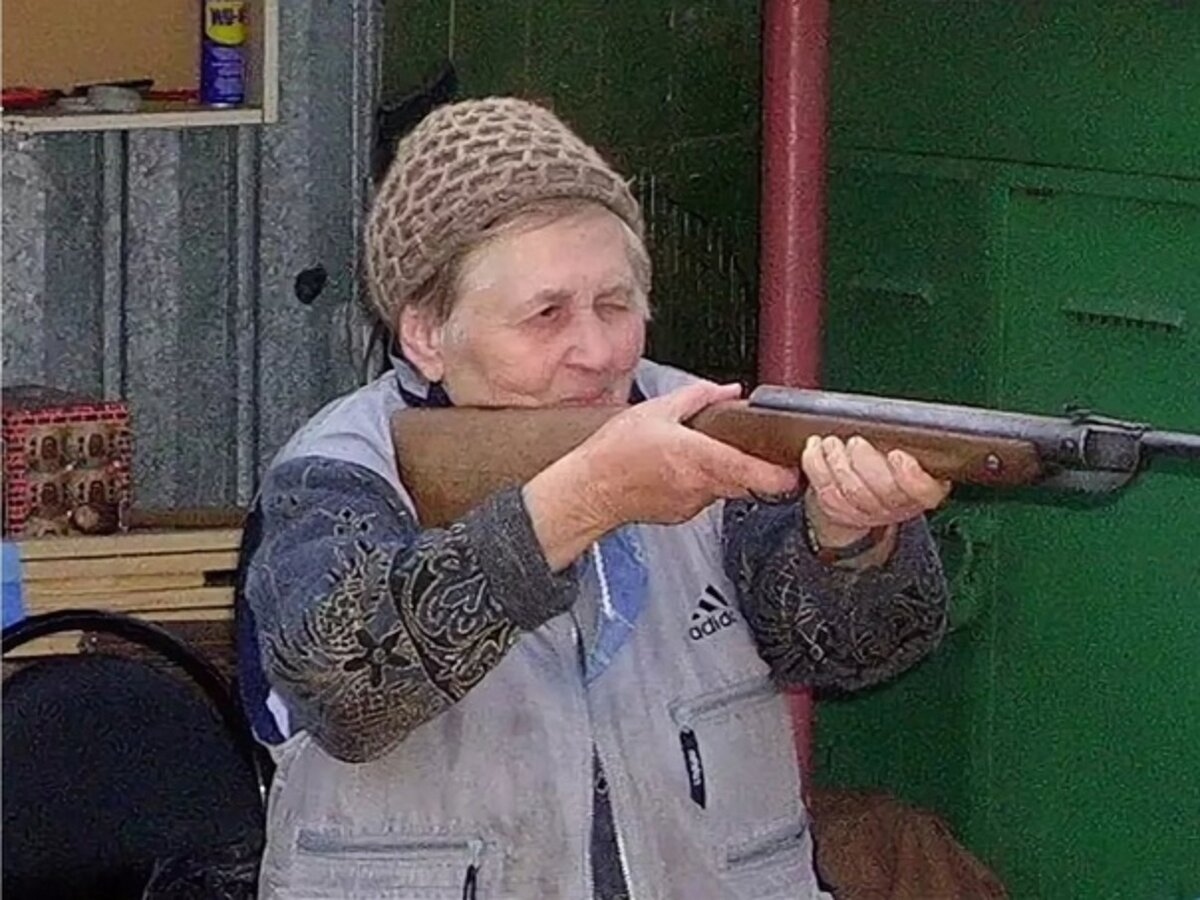 Хулиган бабка. Бабка с ружьем. Бабка с винтовкой. Злая вахтерша.