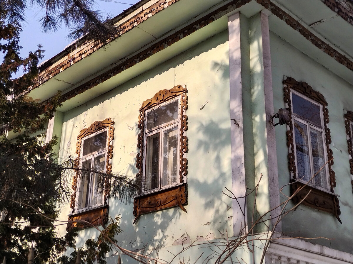 Недавно я делал заметку о доме почётного гражданина города Верного купца Тита Головизина. Дом Радченко не такой нарядный.-2-2
