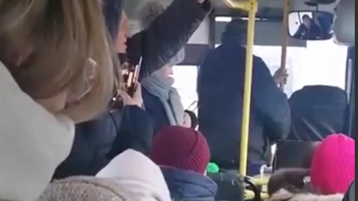В Казани сняли на видео давку школьников в переполненном автобусе утром