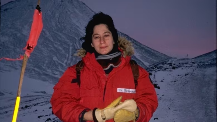 Атмосферный химик Сьюзен Соломон, показанная здесь на исследовательской станции в Антарктике в середине 1980-х годов, помнит, как над ней смеялись коллеги, когда она впервые представила свое исследование причин истончения озонового слоя.