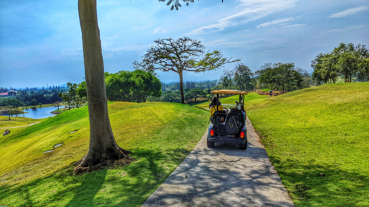 Передвижение по гольф-полю на гольф-машинках (golf-car). Управляют обычно Кедди ( женщины-тайки) и жители этого клуба.