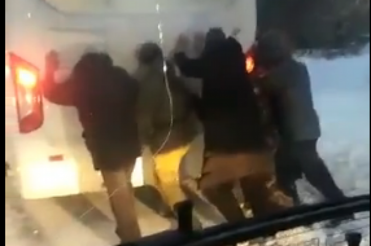    В Новосибирске пассажиры вытолкали из снега на ОбьГЭС автобус №88