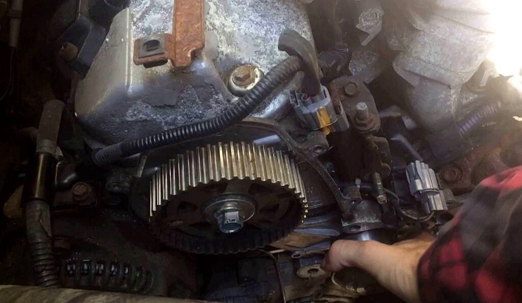 Поменял сцепление, запустил мотор и сразу погнуло клапана. Рассказываю ...