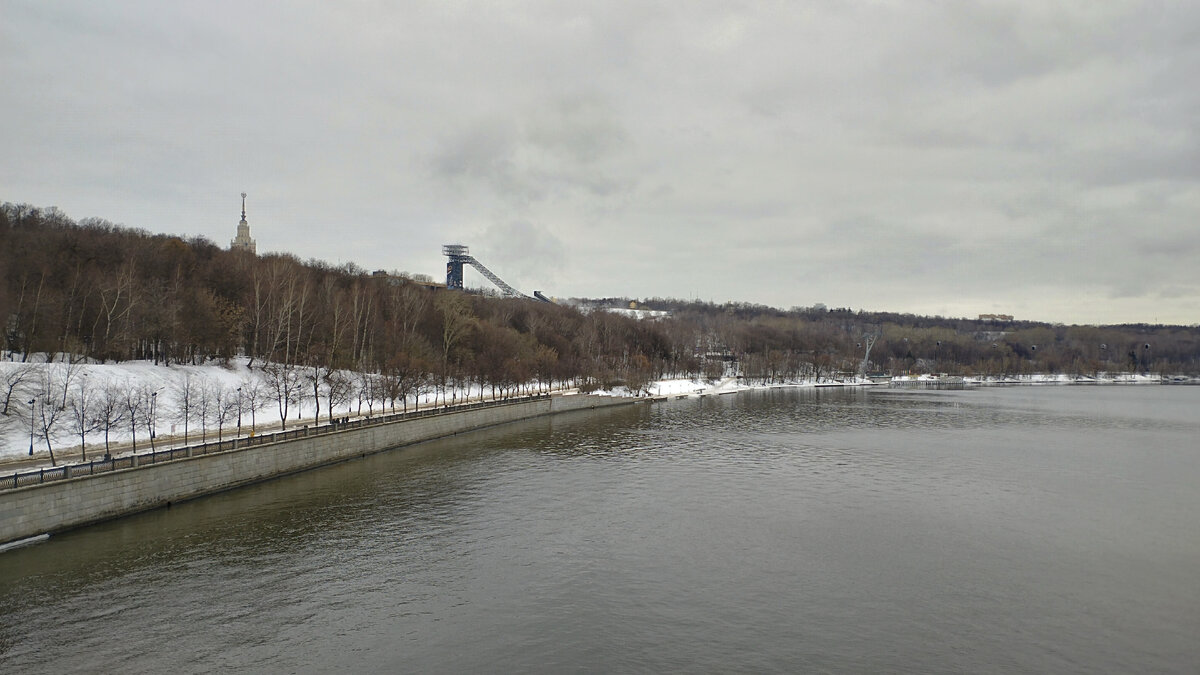 Лужнецкий мост. Вид на реку Москва и Воробьевы горы. Фото автора