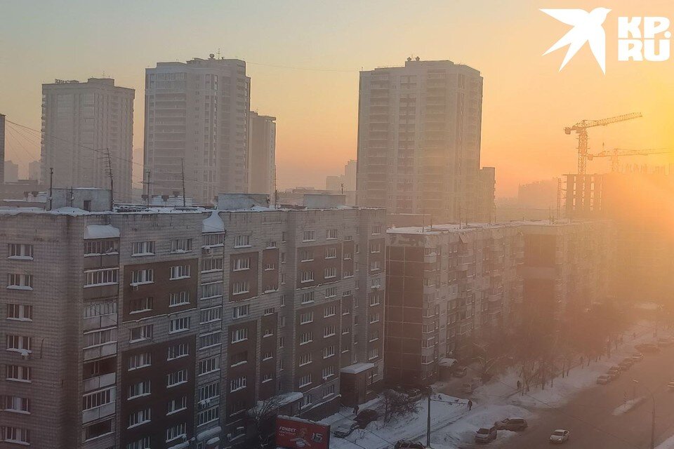     Из-за дымки плохо видны дома, а запах гари мешает дышать. Виктория МИНАЕВА