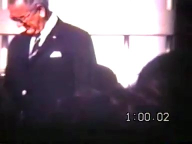36-й Президент США Линдон Джонсон (1963 — 1969), тогда уже сложивший свои полномочия, о чём упоминает Фил в рассказе. Как видим, Фил выбрал удобную точку съёмки, воспользовался трансфокатором и хорошо заснял исторический момент.