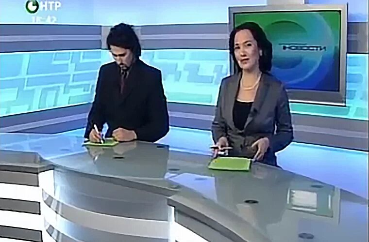 Кадр программы 2010 года «Новости НТР», где ведущие обменялись фразой «Здравствуйте, Тимур»