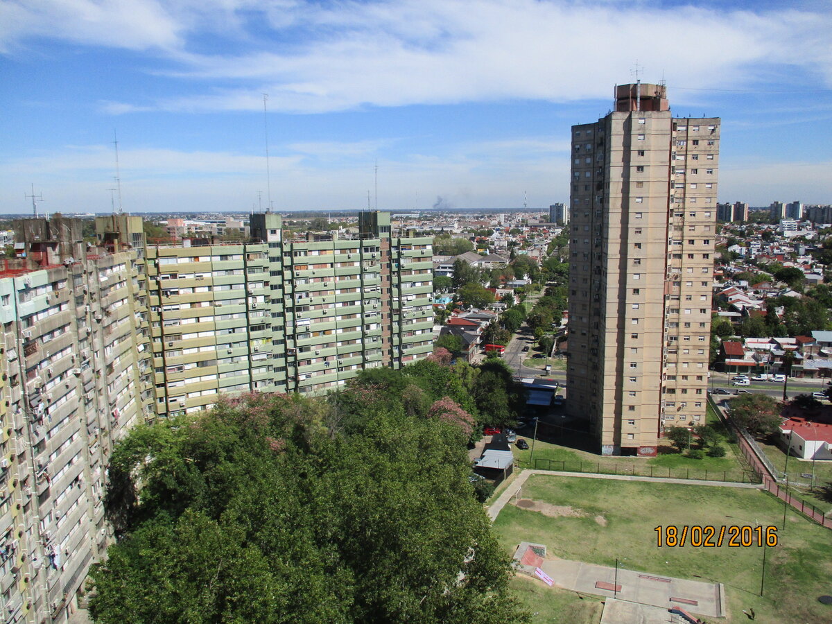 Уникальный комплекс советских многоэтажек с мостиком в Тбилиси