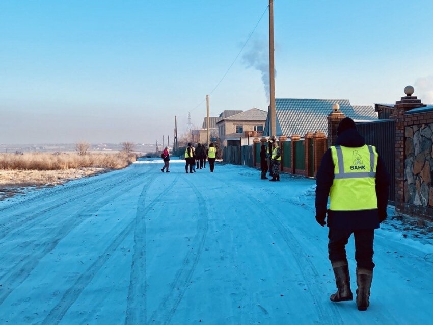 В обходе домов принимают участие сотрудники Восточно-Арктической нефтегазовой корпорации и мэрии. Фото: Правительство Заабайкальского края.