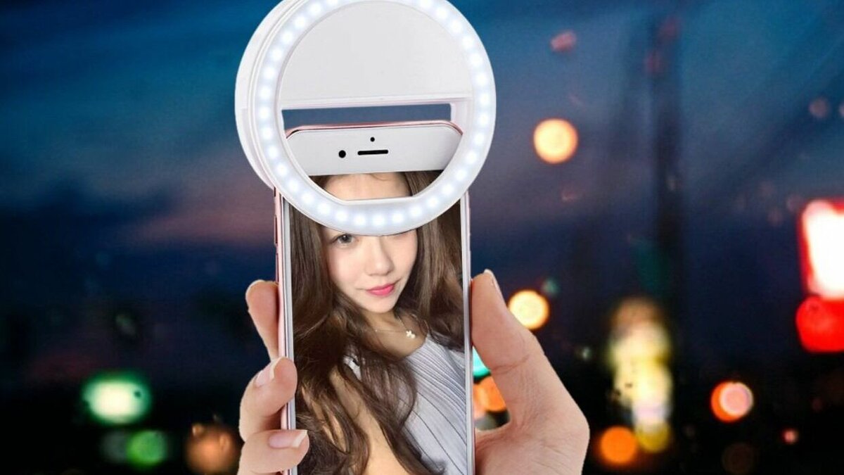     Все больше китайских стримеров ведут эфиры на улице, судя на тротуарах у стенки. Подобная ситуация уже стала характерной для крупных мегаполисов.