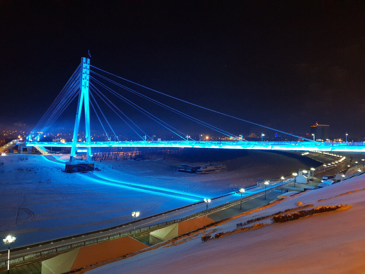 Пешеходный мост на набережной г. Тюмень