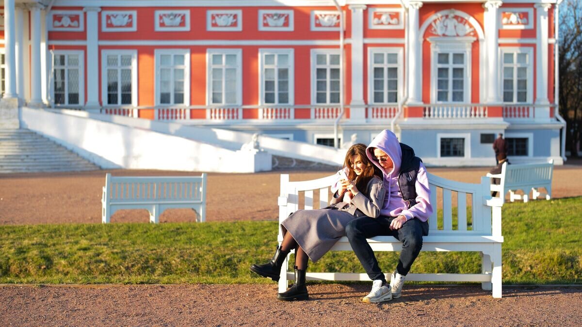    Молодые люди отдыхают на территории музея-усадьбы "Кусково" в Москве© РИА Новости / Сергей Пятаков