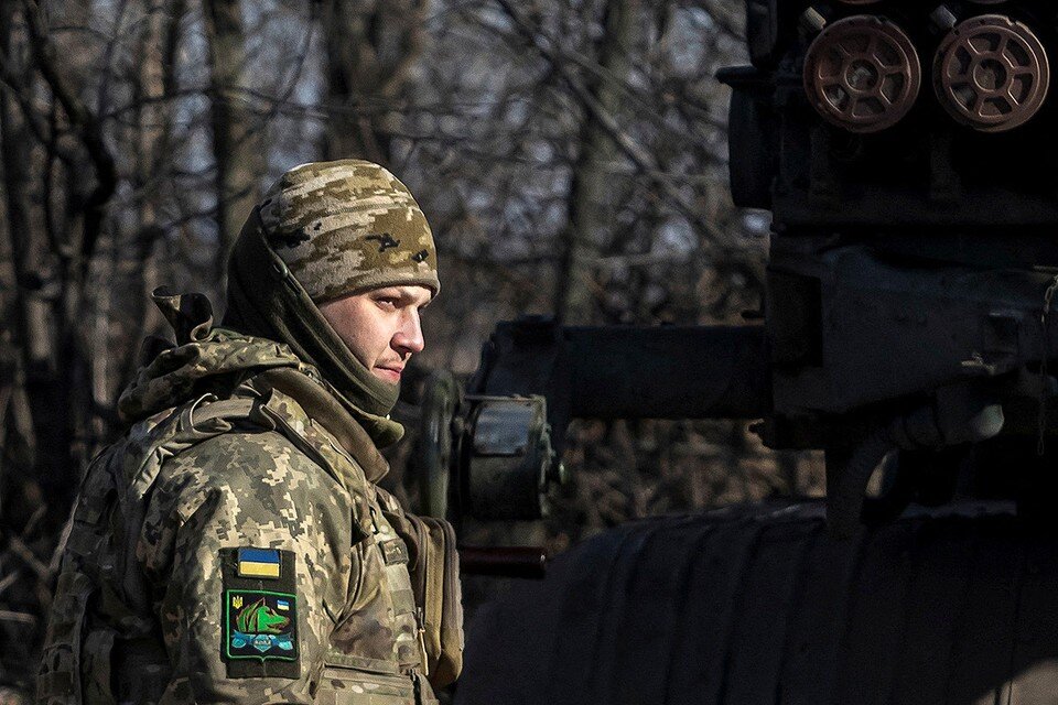     Боец ВСУ у установки БМ-12 "Град".  REUTERS