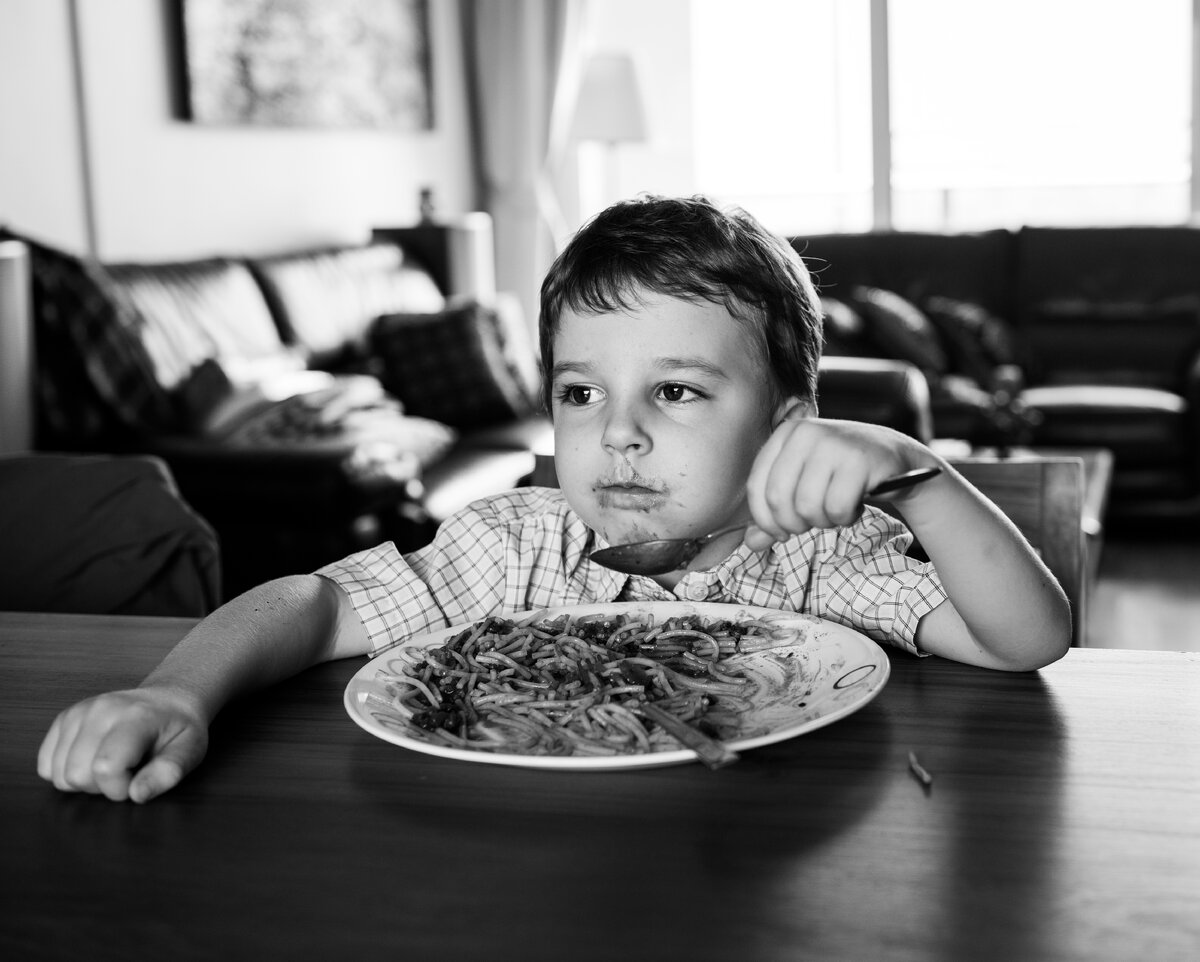 Голодный малыш. Картинка мальчик ест макароны. Ребенок ест. Ребенок ест макароны. Мальчик ест спагетти.