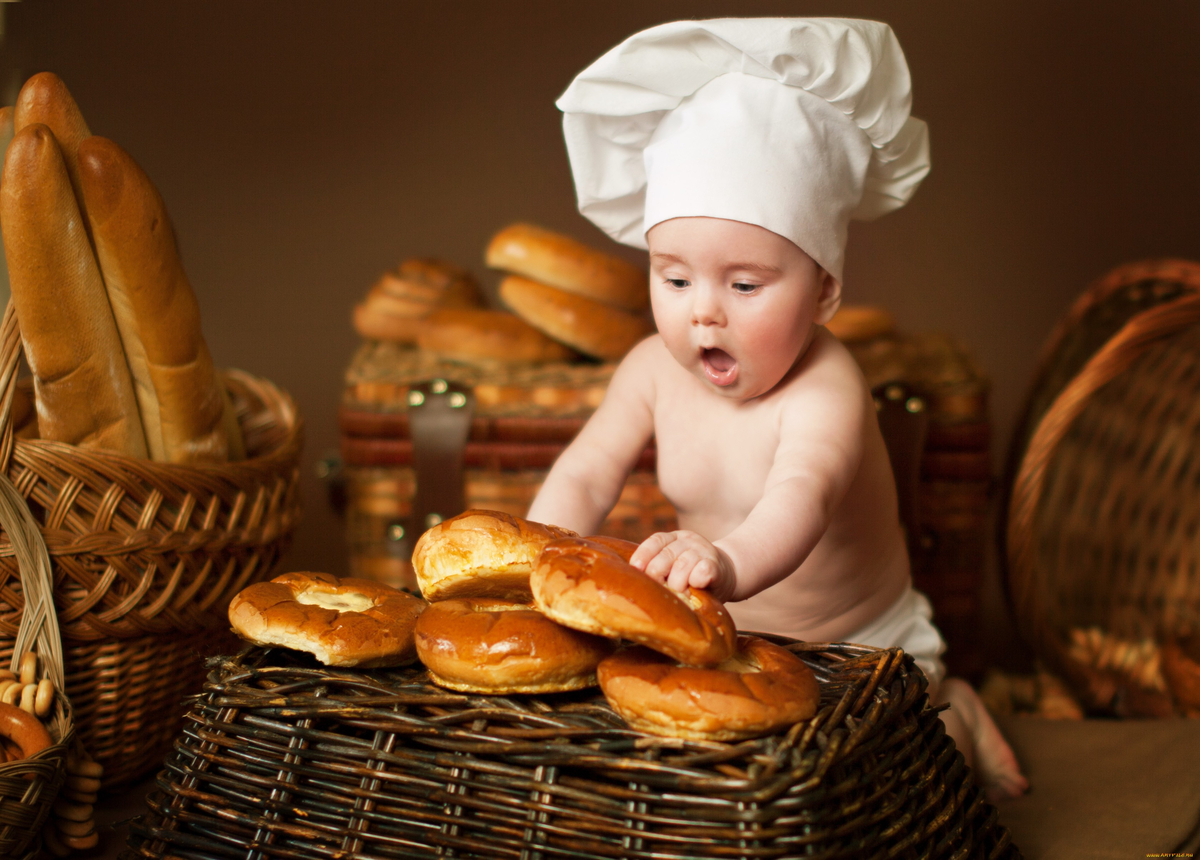 Человек есть много хлеба. Пирожки для детей. Фотосессия малышей с выпечкой. Булочки для детей. Дети пекут пирожки.