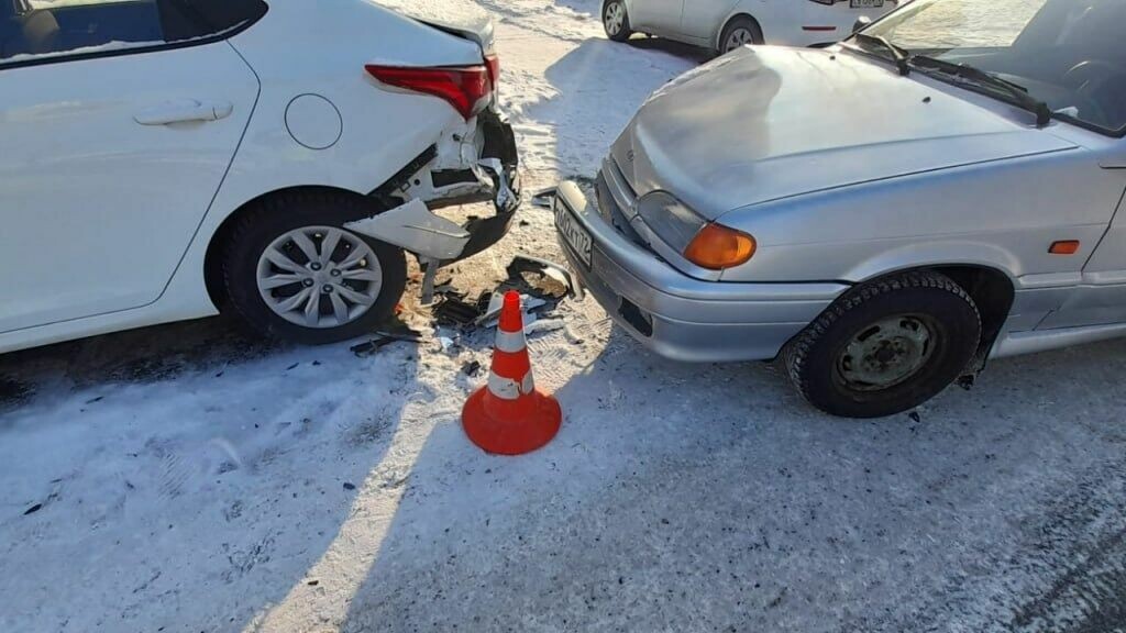     Настоящее автопобоище устроил сегодня днем во дворе дома на улице Пермякова 17-летний подросток на Lada. Юный водитель повредил при маневре припаркованные автомобили Kia и Hyundai. счастью, в результате ДТП никто не пострадал.