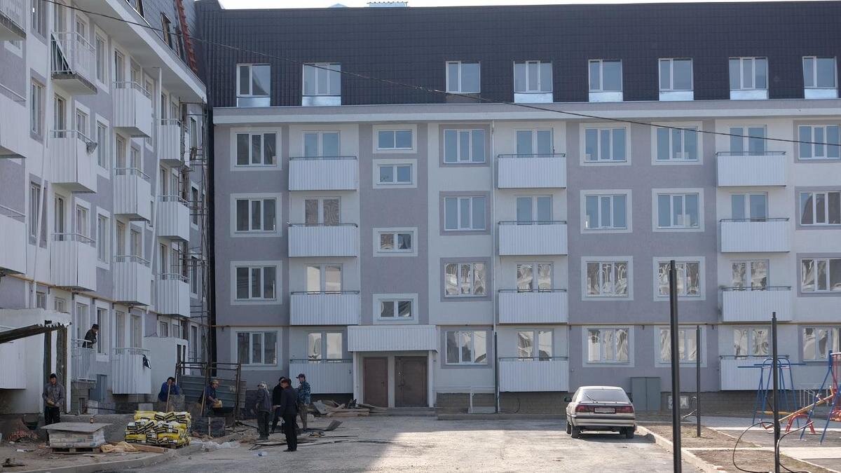    Двор и многоэтажный дом:NUR.KZ/Владимир Третьяков