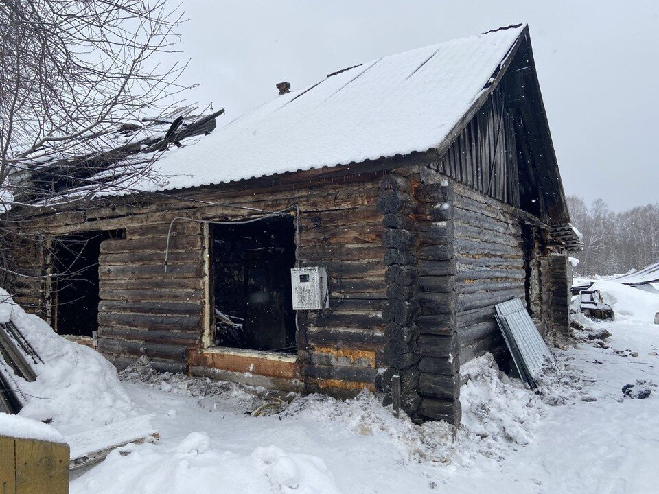     Часть здания полностью сгорела, жильцы не пострадали.  Пресс-служба МВД России по Томской области