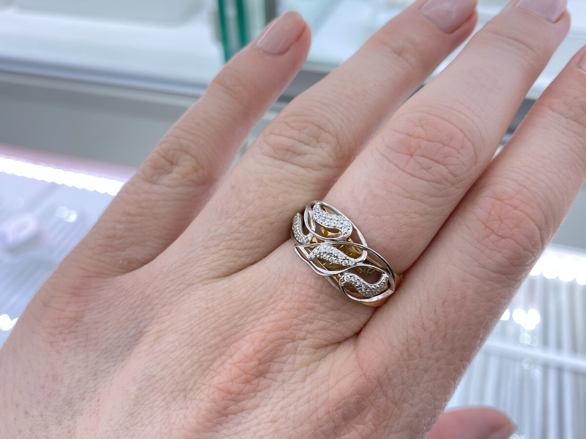 Белое и жёлтое золото. Объёмное кольцо привлекающее к себе внимание
