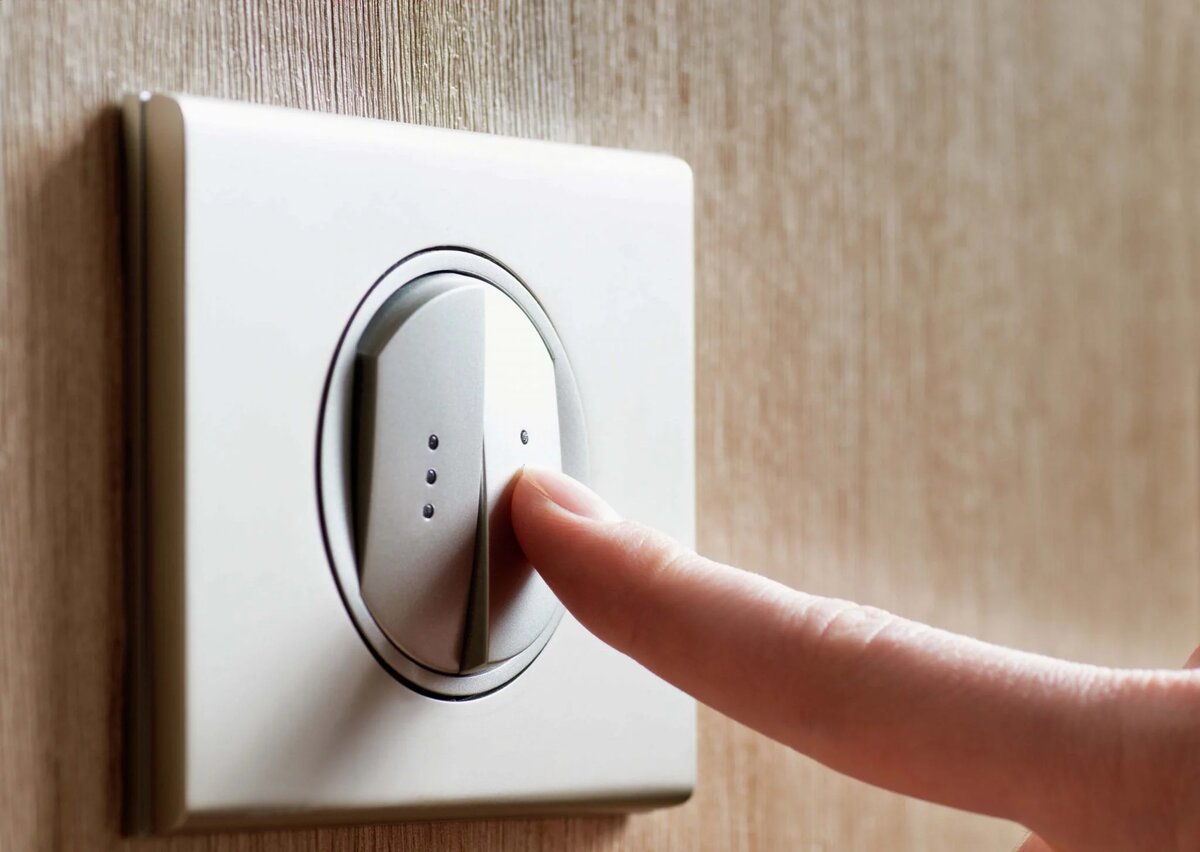 Обычный двух клавишный выключатель.