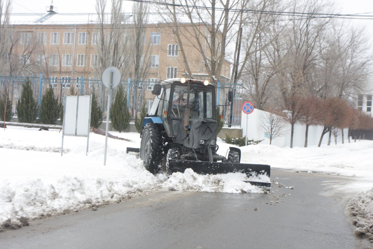    1700 дворников вышли утром 22 февраля на расчистку снега в Волгограде