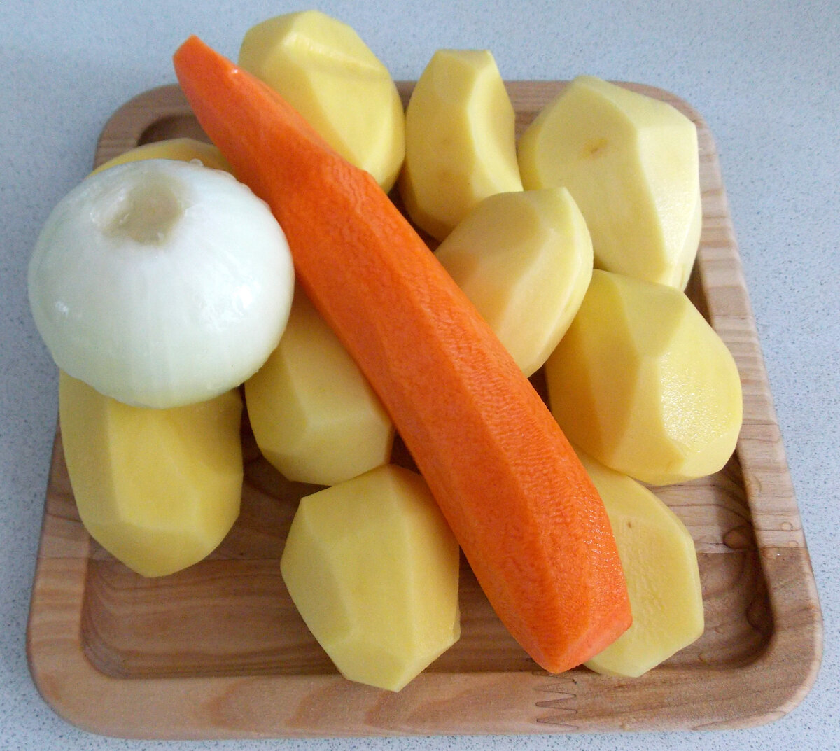 Чистим картофель, лук, морковь.