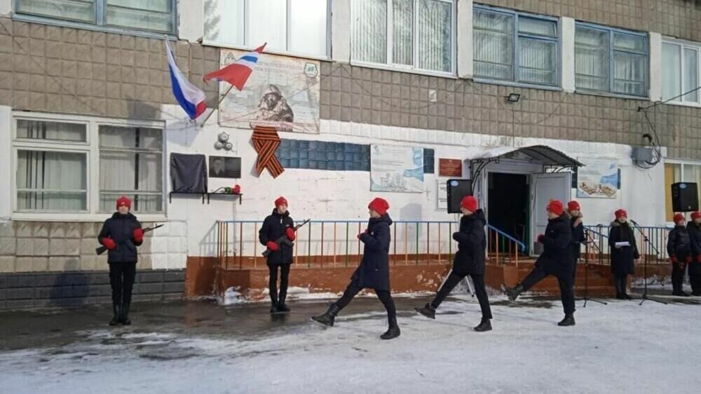     Мемориальная доска появилась на здании средней школы № 2 в поселке Марьяновка.