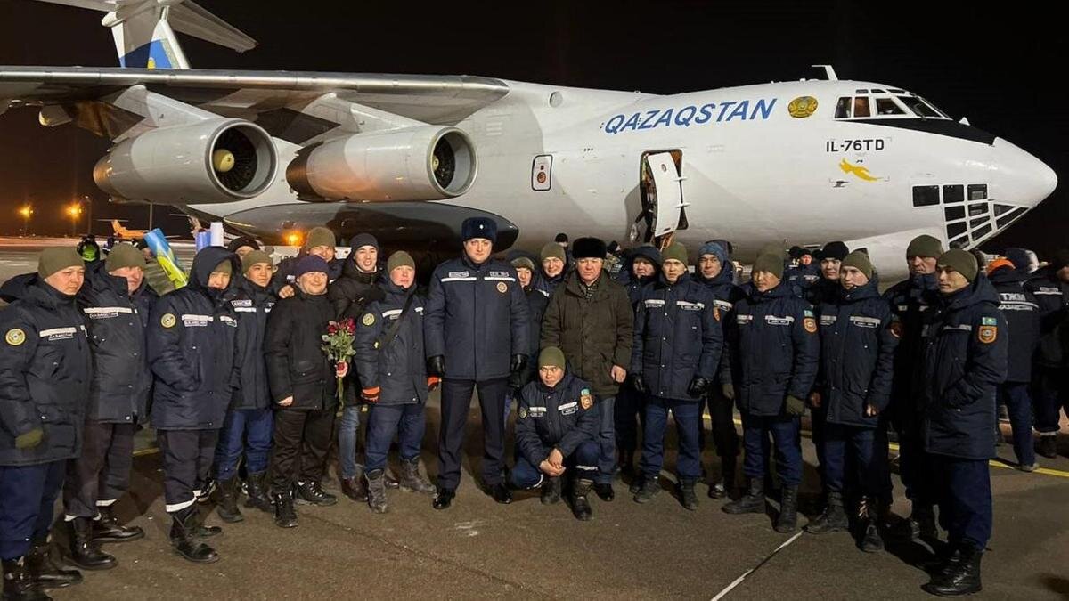    Казахстанские спасатели и медики прибыли из Турции:t.me/qr_tjm