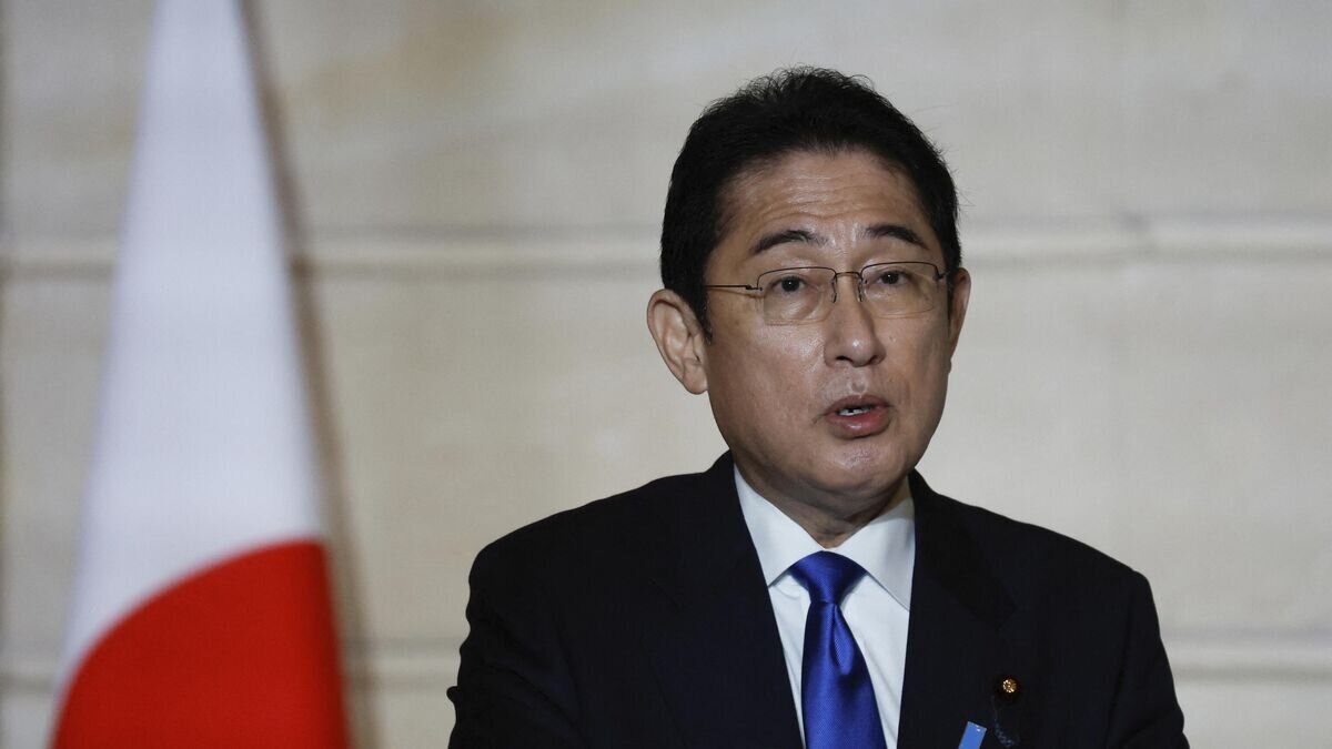    Премьер-министр Японии Фумио Кисида во время визита в Париж. 9 января 2023© AP Photo / Gonzalo Fuentes