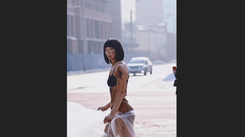     Жительница Красноярска разделась ради внимания чиновников. Скриншот из видео