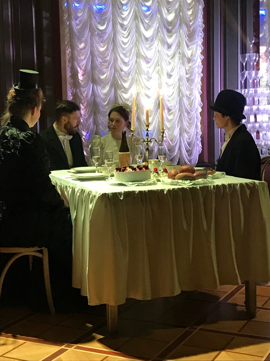 На свадьбе присутствовали только четверо: молодые, сестра невесты и ученик Чайковского - тот самый скрипач Иосиф Котек (справа)