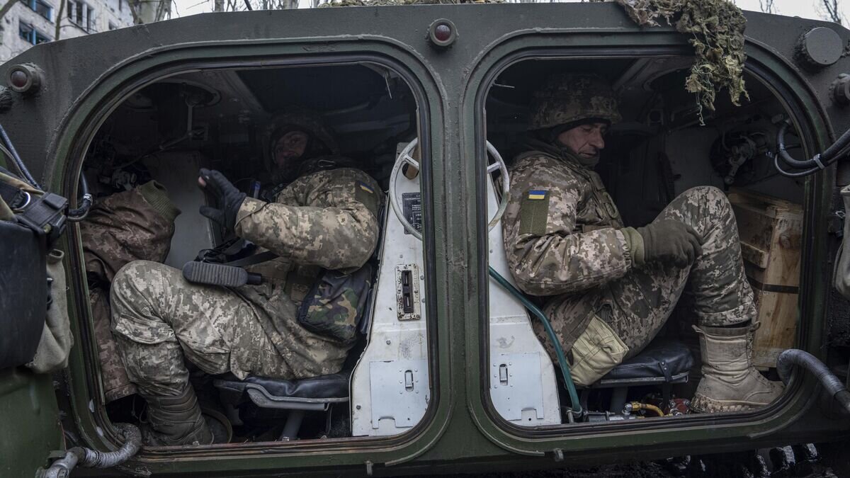    Морпехи ВСУ на БМП в Угледаре© AP Photo / Evgeniy Maloletka