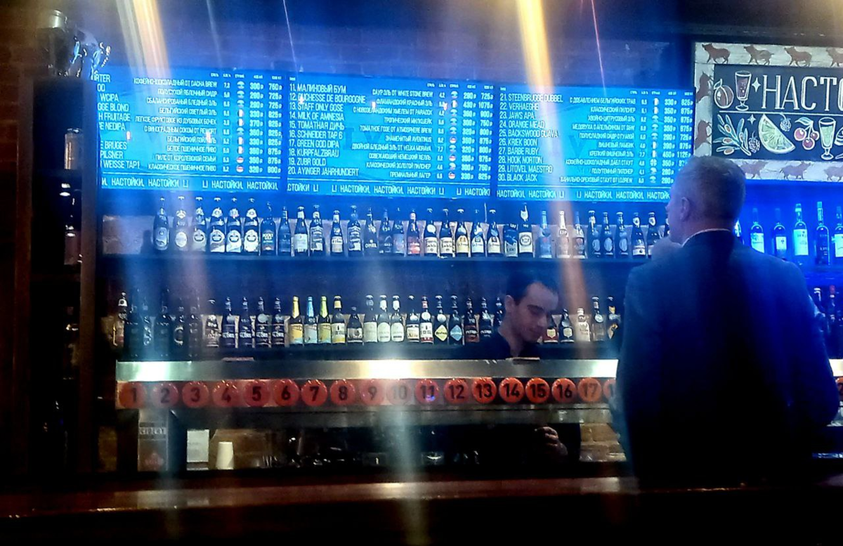 Описание сортов пива - на огромных экранах, и бармену надо только номер назвать.