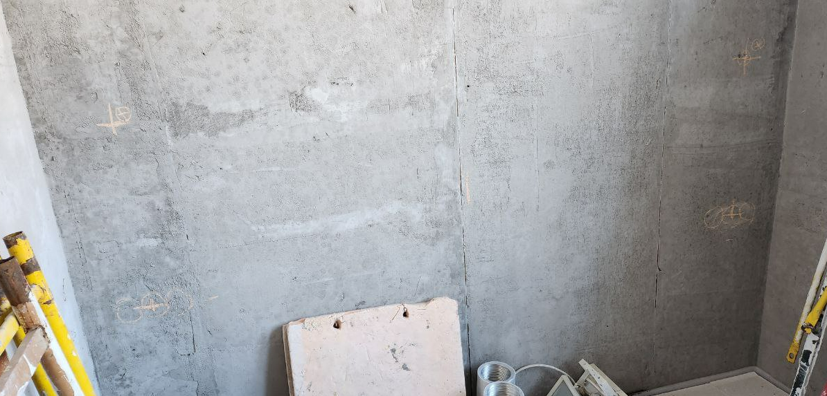 Вон они крестики нолики на стенах)