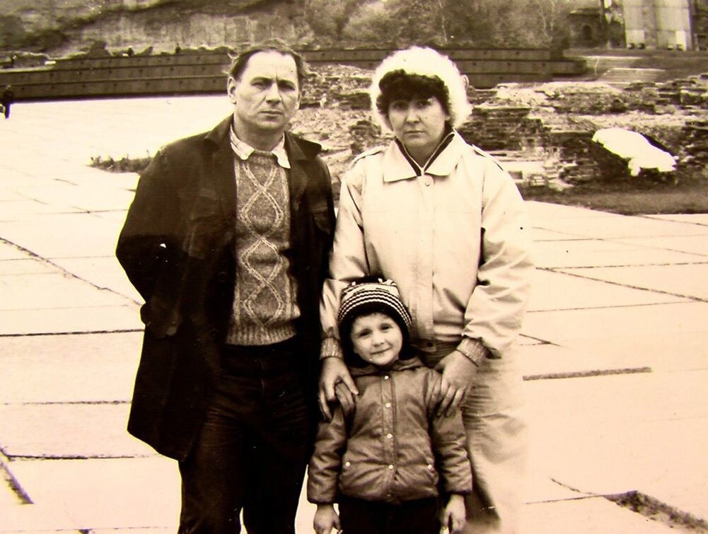 Славик с родителями в Брестской крепости. Источник: batenka.ru