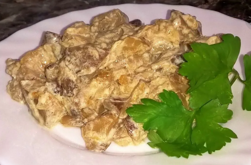 Вёшенки жареные с луком на сковороде. Вешенка жареная с луком и сметаной. Вёшенки жареные с луком в сметане. Грибы в мультиварке в сметане. Грибы вешенка жареные.