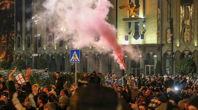 Фото с протестов в Грузии. "Люди против закона об иноагентах"