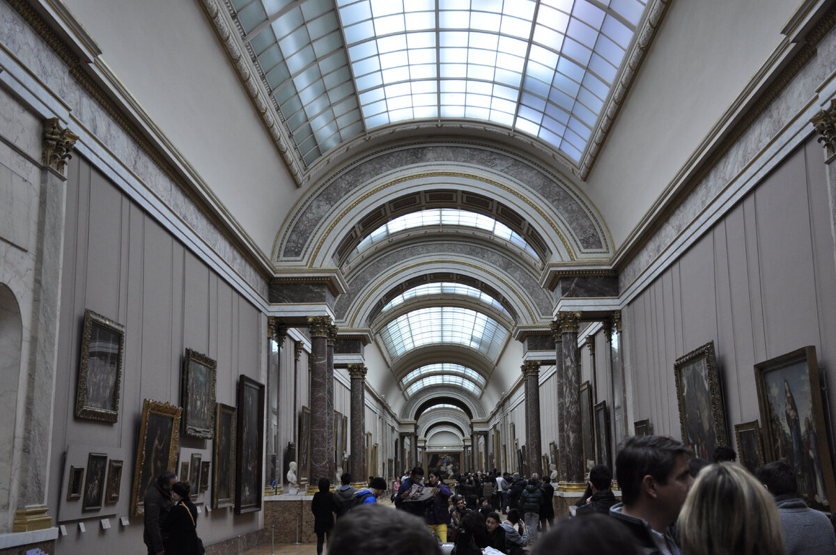 Одна из галерей Лувра.