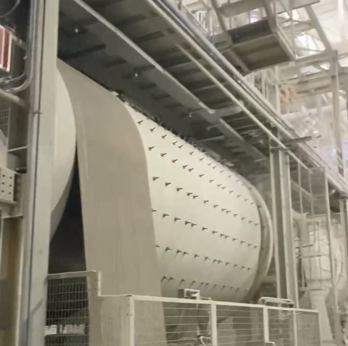 Процесс происходит в шаровых мельницах мокрого помола