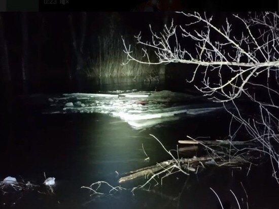     В настоящее время самая напряженная ситуация складывается в Петровске, на реке Медведице проводят подрывы льда даже ночью. Фото: видеокадр