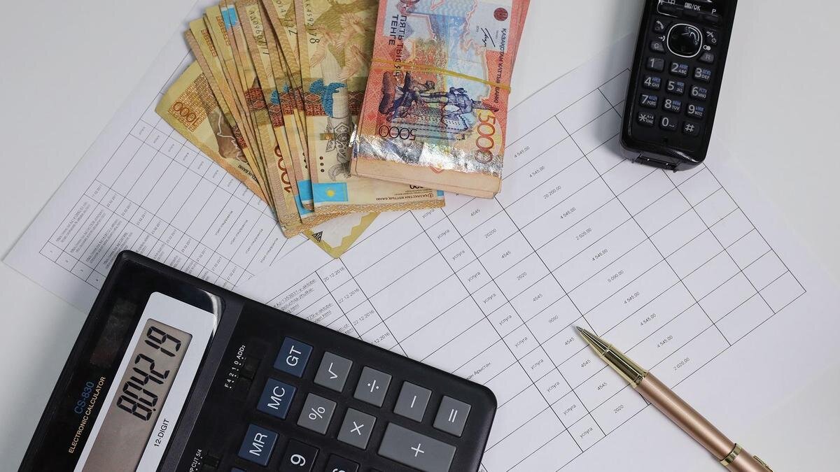    Деньги лежат на столе:NUR.KZ / Петр Карандашов