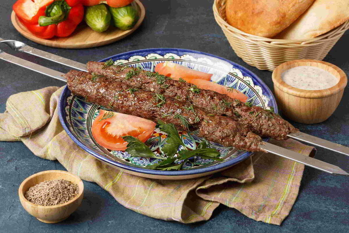 Люля кебаб. Люля-кебаб (азербайджанское национальное блюдо). Люля кебаб говяжий. Люля кебаб баранина.